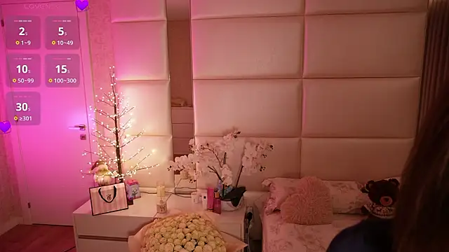 Lilly Colins online show from 02.15.26