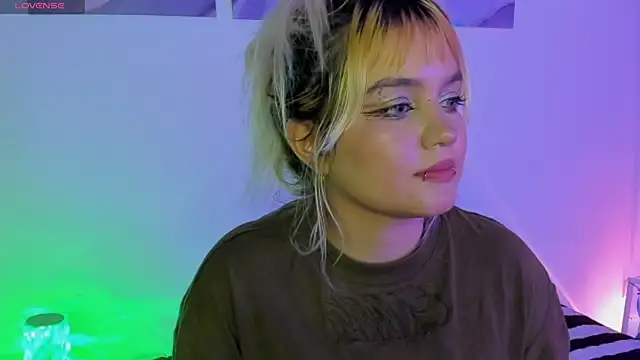 Snapshot of Pretty__zoe chatting on 03.18.25 Pretty zoe online show from 03.18.25