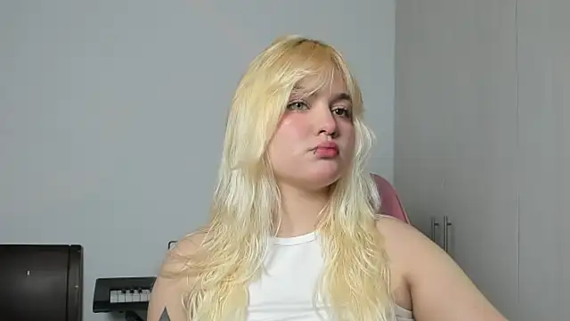 Snapshot of Pretty__zoe chatting on 10.01.25 Pretty zoe online show from 10.01.25