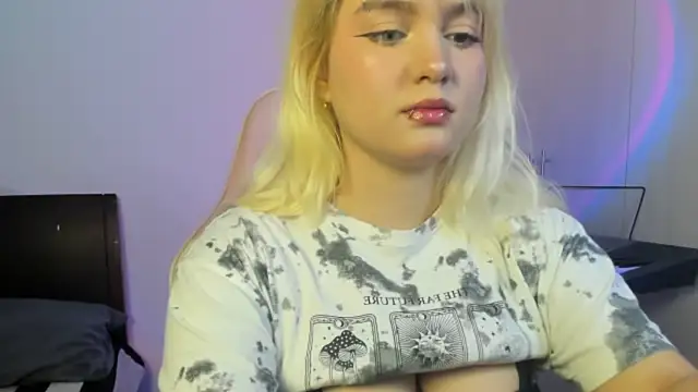 Snapshot of Pretty__zoe chatting on 10.04.25 Pretty zoe online show from 10.04.25