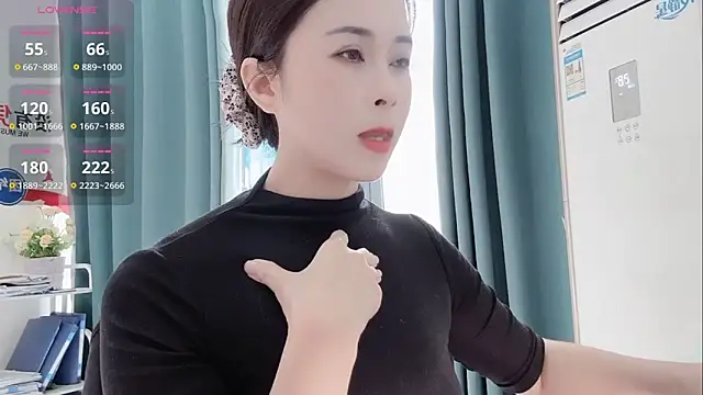 Snapshot of Qwi-V1 chatting on 12.05.25 Qwi-V1 online show from 12.05.25