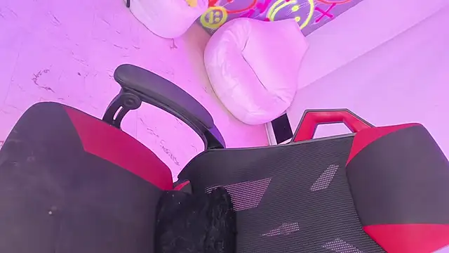 Snapshot of GEANNAROSE chatting on 12.21.24 GEANNAROSE online show from 12.21.24