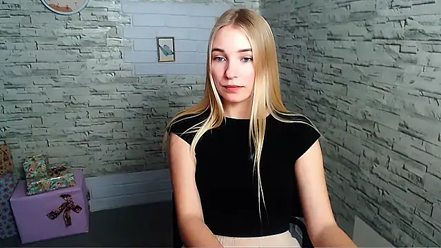 Snapshot of Queen_ofLove chatting on 12.12.24 Queen ofLove online show from 12.12.24