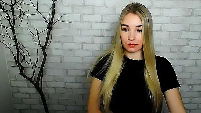 Snapshot of Queen_ofLove chatting on 12.15.24 Queen ofLove online show from 12.15.24