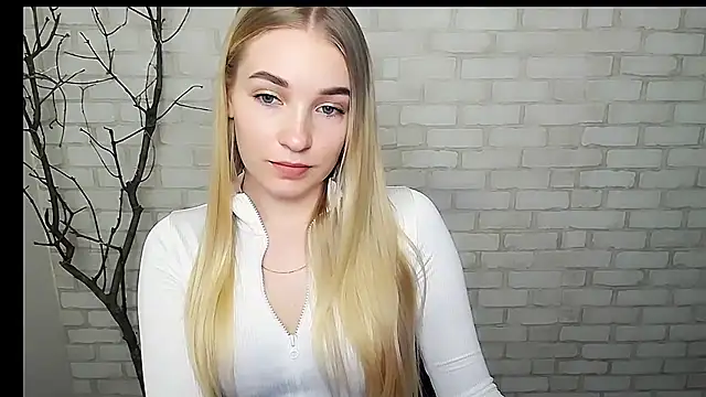 Snapshot of Queen_ofLove chatting on 02.04.25 Queen ofLove online show from 02.04.25