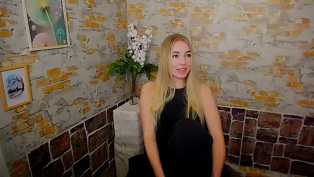 Snapshot of Queen_ofLove chatting on 02.13.25 Queen ofLove online show from 02.13.25