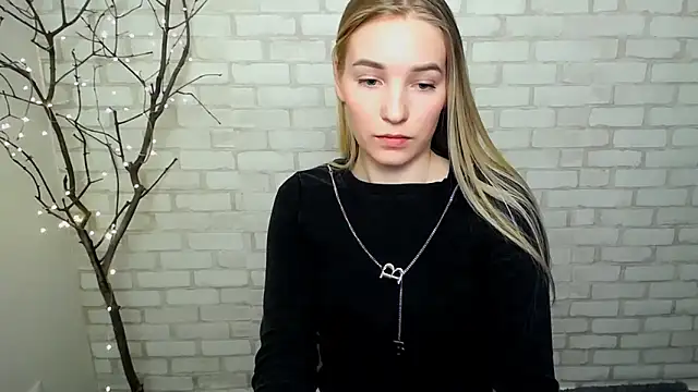 Snapshot of Queen_ofLove chatting on 03.12.25 Queen ofLove online show from 03.12.25