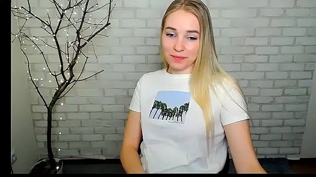 Snapshot of Queen_ofLove chatting on 03.21.25 Queen ofLove online show from 03.21.25