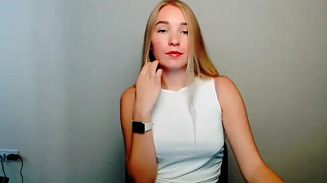 Snapshot of Queen_ofLove chatting on 10.10.25 Queen ofLove online show from 10.10.25