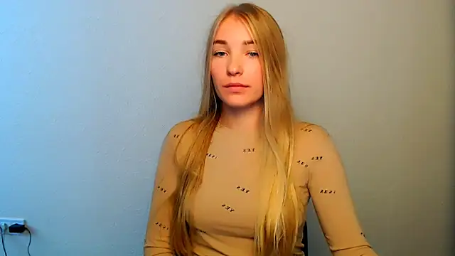 Snapshot of Queen_ofLove chatting on 10.12.25 Queen ofLove online show from 10.12.25