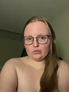 Snapshot of lexie_lilacs chatting on 02.28.25 lexie lilacs online show from 02.28.25