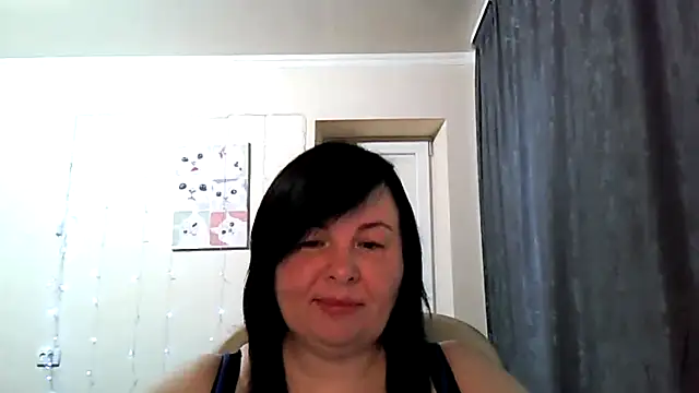 Snapshot of EmiliaLooo chatting on 06.16.26 EmiliaLooo online show from 06.16.26