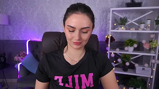 Snapshot of MilashaLovely chatting on 10.28.25 MilashaLovely online show from 10.28.25