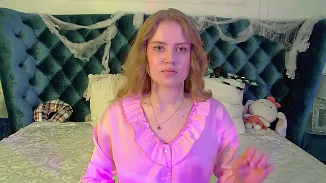 Snapshot of SelinSwarovski chatting on 10.30.25 SelinSwarovski online show from 10.30.25