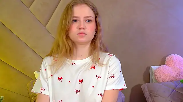 Snapshot of SelinSwarovski chatting on 12.14.25 SelinSwarovski online show from 12.14.25