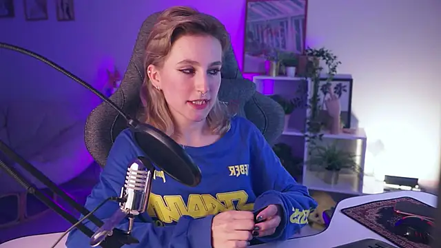 Snapshot of LuxRayi chatting on 12.08.24 LuxRayi online show from 12.08.24