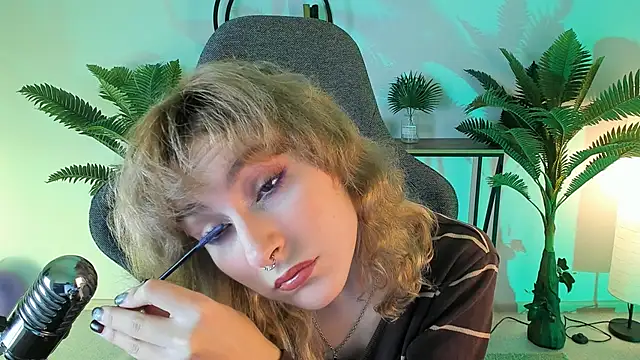 Snapshot of LuxRayi chatting on 12.14.24 LuxRayi online show from 12.14.24