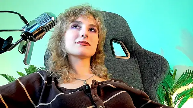 Snapshot of LuxRayi chatting on 12.15.24 LuxRayi online show from 12.15.24