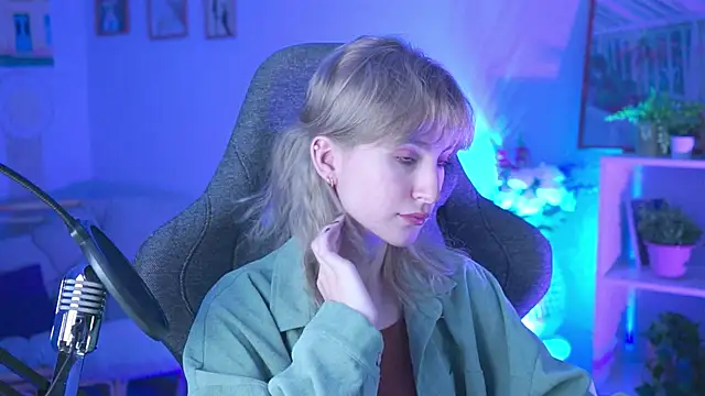 Snapshot of LuxRayi chatting on 12.17.24 LuxRayi online show from 12.17.24