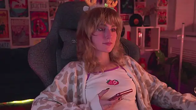 Snapshot of LuxRayi chatting on 12.25.24 LuxRayi online show from 12.25.24