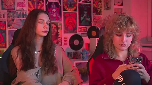 Snapshot of LuxRayi chatting on 01.02.25 LuxRayi online show from 01.02.25