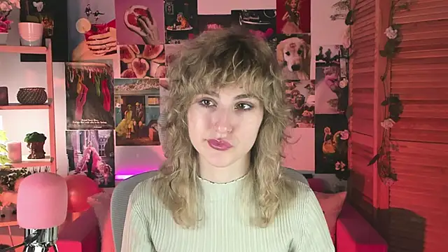 Snapshot of LuxRayi chatting on 01.08.25 LuxRayi online show from 01.08.25