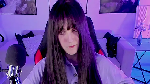 Snapshot of LuxRayi chatting on 02.11.25 LuxRayi online show from 02.11.25