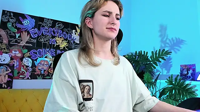 Snapshot of LuxRayi chatting on 02.18.25 LuxRayi online show from 02.18.25