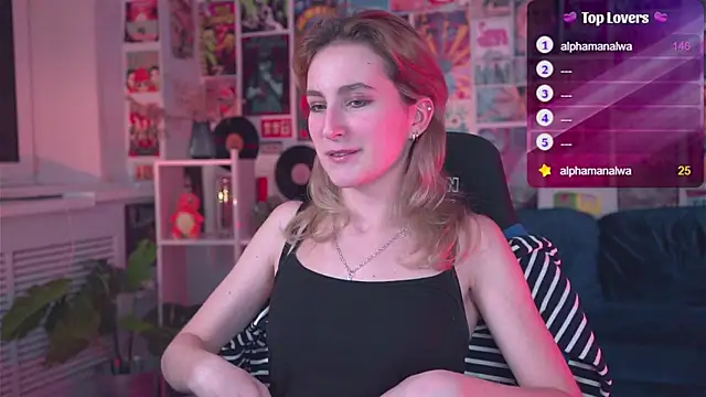 Snapshot of LuxRayi chatting on 02.20.25 LuxRayi online show from 02.20.25