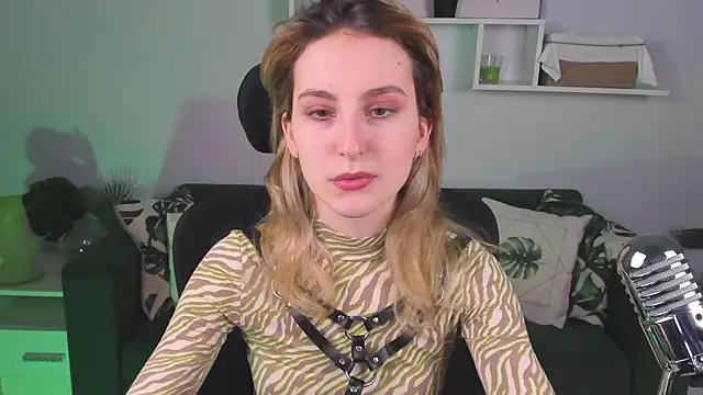 Snapshot of LuxRayi chatting on 03.02.25 LuxRayi online show from 03.02.25