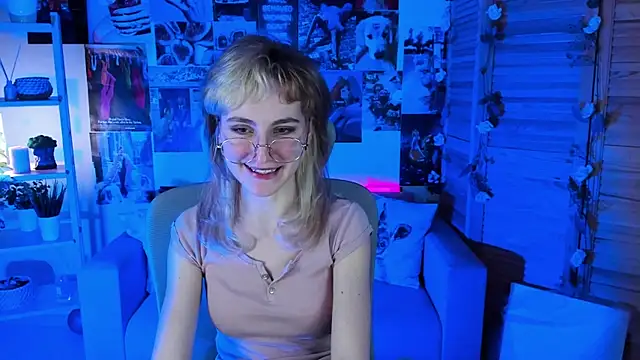 Snapshot of LuxRayi chatting on 03.12.25 LuxRayi online show from 03.12.25