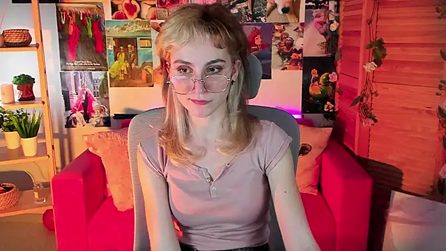 Snapshot of LuxRayi chatting on 03.12.25 LuxRayi online show from 03.12.25