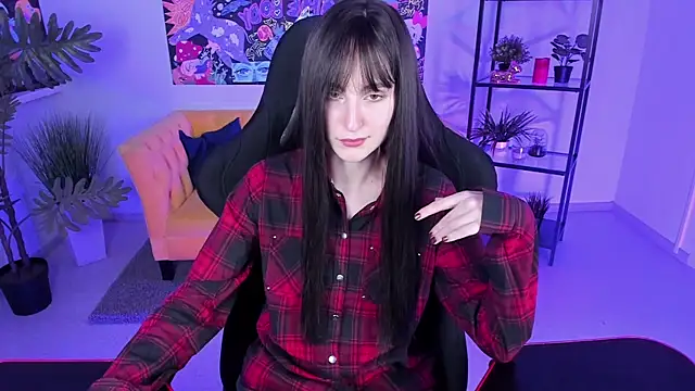 Snapshot of LuxRayi chatting on 03.13.25 LuxRayi online show from 03.13.25