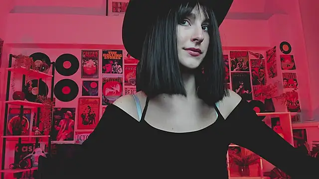 Snapshot of LuxRayi chatting on 03.19.25 LuxRayi online show from 03.19.25