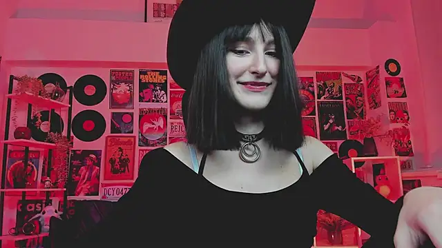 Snapshot of LuxRayi chatting on 03.19.25 LuxRayi online show from 03.19.25