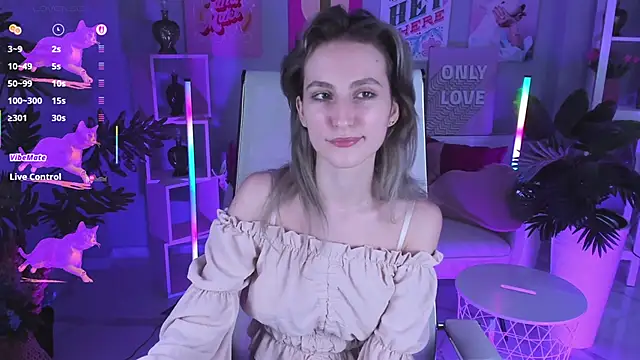 Snapshot of LuxRayi chatting on 09.09.25 LuxRayi online show from 09.09.25