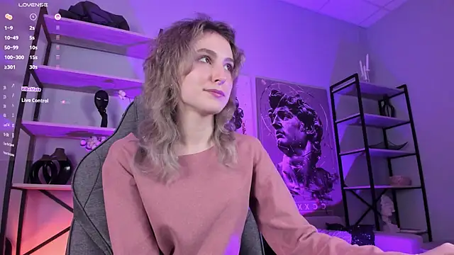 Snapshot of LuxRayi chatting on 10.16.25 LuxRayi online show from 10.16.25