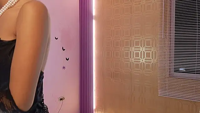 Snapshot of Bella19_ chatting on 10.31.25 Bella19 online show from 10.31.25