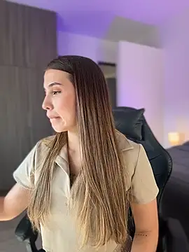 Snapshot of SophieRaily_ chatting on 11.24.25 SophieRaily online show from 11.24.25