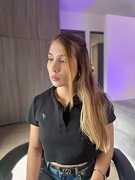 Snapshot of SophieRaily_ chatting on 12.18.25 SophieRaily online show from 12.18.25