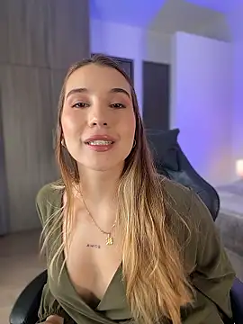 Snapshot of SophieRaily_ chatting on 01.12.26 SophieRaily online show from 01.12.26