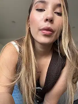 Snapshot of SophieRaily_ chatting on 01.15.26 SophieRaily online show from 01.15.26