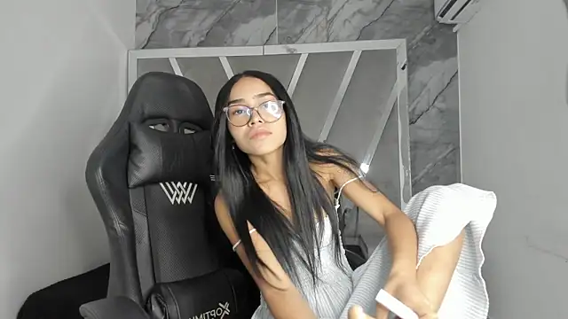 Snapshot of Mia_petite01 chatting on 05.21.26 Mia petite01 online show from 05.21.26