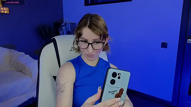 AliceBYKiss online show from 03.14.25