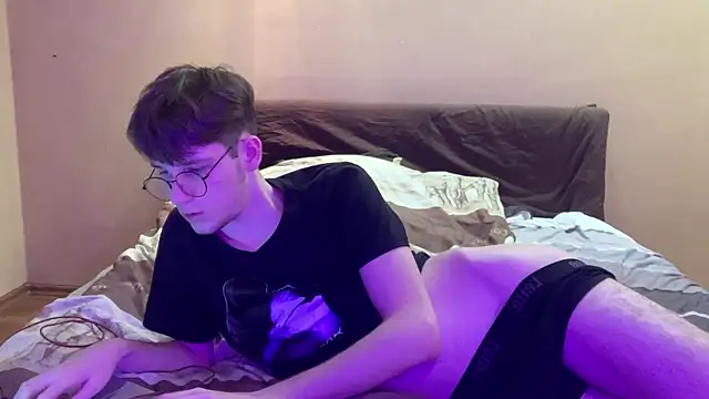 Snapshot of cutie_guys chatting on 01.18.25 cutie guys online show from 01.18.25