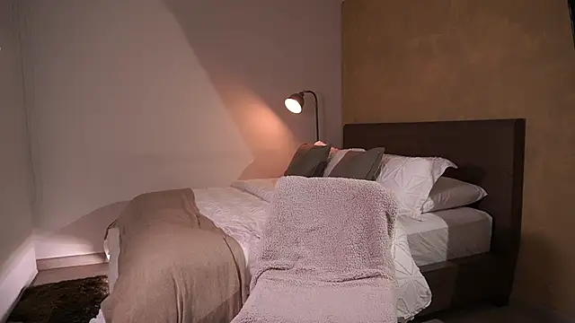 paulacora100 online show from 02.28.25