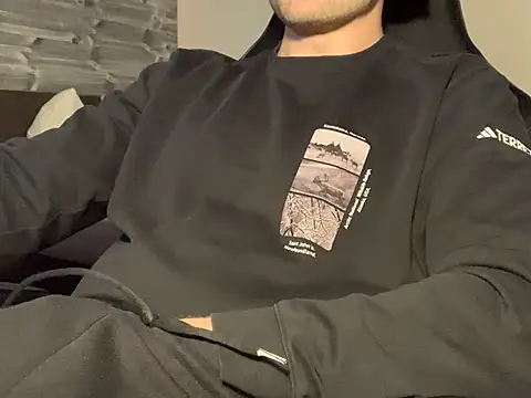 Snapshot of taallguyy_196 chatting on 03.12.25 taallguyy 196 online show from 03.12.25