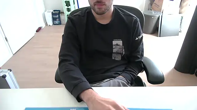 Snapshot of taallguyy_196 chatting on 11.13.25 taallguyy 196 online show from 11.13.25