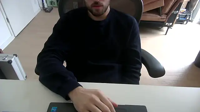 Snapshot of taallguyy_196 chatting on 12.17.25 taallguyy 196 online show from 12.17.25