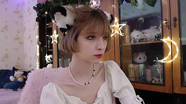 Snapshot of cloudgirrl chatting on 03.01.25 cloudgirrl online show from 03.01.25